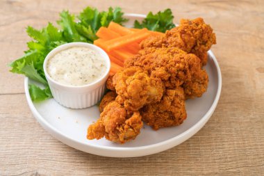 Sebzeli kızarmış tavuk kanadı.