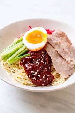 Bibim naengmyeon - Kore soğuk noodles ramen