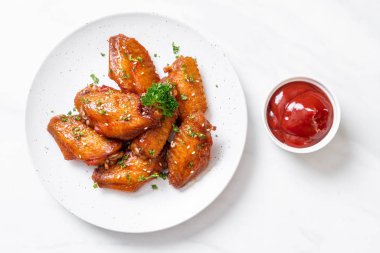 Beyaz susamlı ızgara tavuk kanadı.