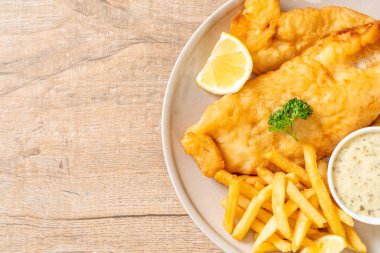 Balık ve patates kızartması. Sağlıksız yiyecekler.