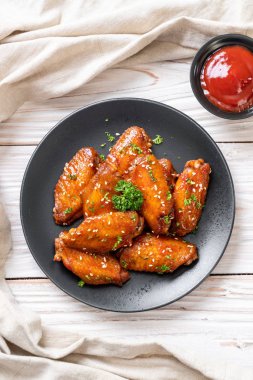 Beyaz susamlı ızgara tavuk kanadı.