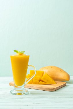 taze mango smoothies - sağlıklı yiyecek ve içecek konsepti