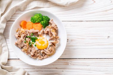 Donburi, domuz eti Pilav kasesi onsen yumurta ve sebze - Japon gıda tarzı