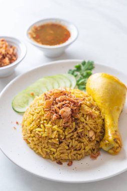 Tavuk - Müslüman gıda tarzı ile Müslüman sarı pirinç