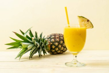 Tahta masada taze ananas suyu bardağı - Sağlıklı içecek