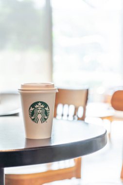 Bangkok, Tayland - 29 Haziran 2018: Starbucks sıcak içecek kahve sahibi Starbuck kafede masada ile.