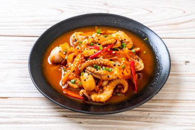 tavada kızartılmış ahtapot veya kalamar ile Kore baharatlı hamur (osam bulgogi) - Kore Gıda tarzı