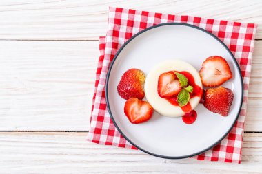 taze çilek - sağlıklı yemek ve tatlı ile yoğurt puding