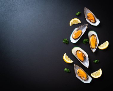 deniz ürünleri midye maydanoz ve limon ile