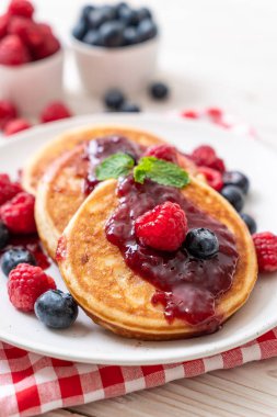 Taze ahududu ve yabanmersinli gözleme.