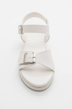 Kadınlar beyaz arka plan üzerinde izole sandalet deri
