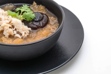 Yengeç beyaz arka plan üzerinde izole kase kırmızı et suyu çorbası kızarmış balık Maw