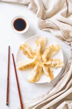 Japon gyoza 'sı ya da soya soslu hamur tatlısı.