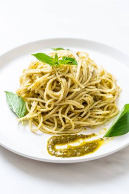 Homamade spagetti pesto sos, zeytin yağı ve fesleğen yaprakları ile.