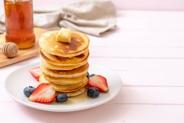 tereyağlı gözleme, çilek, yabanmersini ve bal