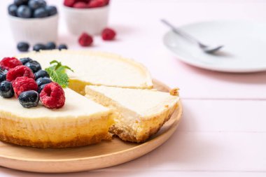 Ev yapımı cheesecake taze ahududu ve yaban mersini ile