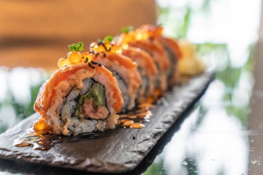 somon suşi rulo ile kaz ciğeri - Japon gıda tarzı