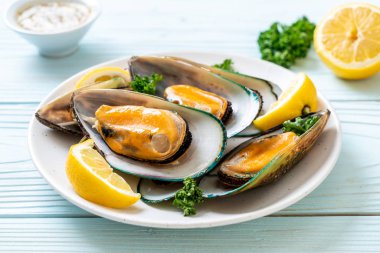 deniz ürünleri midye maydanoz ve limon ile