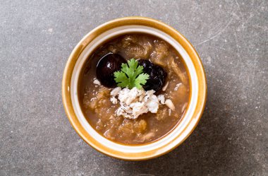 Yengeç kase kırmızı et suyu çorbası kızarmış balık Maw