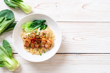 gevrek domuz yağı ve mantı - Asya gıda tarzı ile yumurta şehriye çorbası