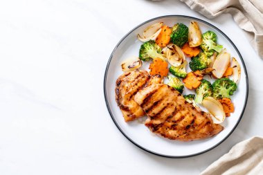 çukurunu tavuk göğsü biftek sebze (brokoli, havuç, soğan ile)