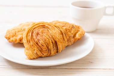 tavuk köri puf böreği ahşap arka plan üzerinde