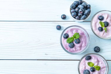 Taze yaban mersinli ev yapımı yoğurt