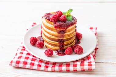 Taze ahududu ve frambuaz sos ile gözleme