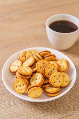 Hindistan cevizli bisküvi ve ananas reçeli.