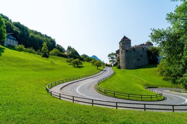 Güzel mimari Kalesi'nde Vaduz, Liechtenstein Prens mavi gökyüzü ile resmi konutu