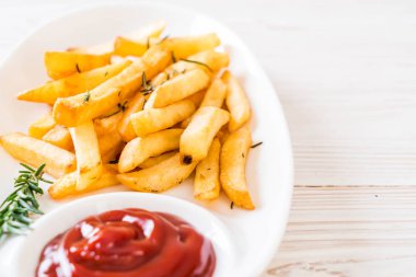 Soslu patates kızartması - sağlıksız yemek.