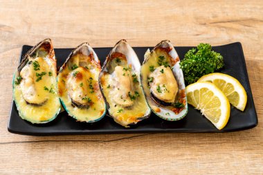 Peynirli taze midye.