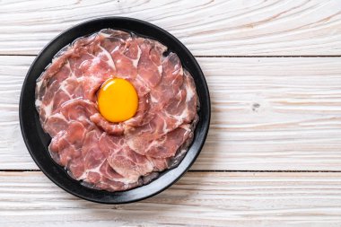 taze dilimlenmiş domuz ham yumurta pişirme veya shabu shabu ve sukiyaki yapma ile