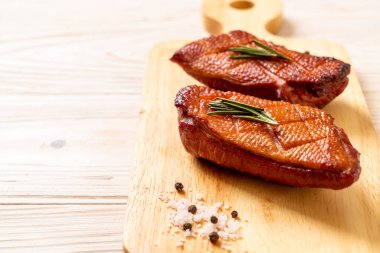 Kızarmış ördek göğsü ahşap tahta üzerinde