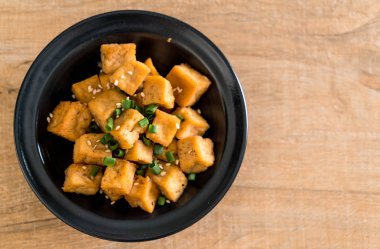 Susam - sağlıklı ve vegan gıda tarzı ile bir kase içinde kızarmış Tofu