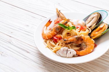 Deniz ürünleri makarna makarna midye, karides, Squis, midye ve domates - İtalyan yemeği tarzı ile