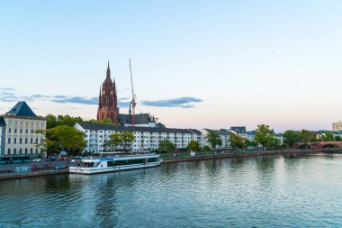 Frankfurt am Main manzarası twilight saat sırasında.