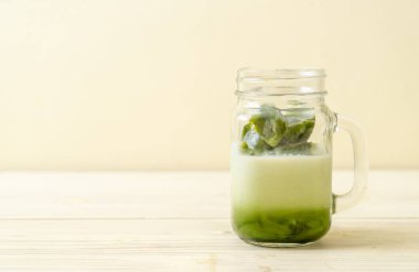 Matcha yeşil çay buzlu cam sütlü