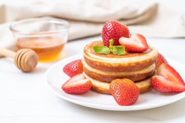 taze çilek ile sufle gözleme