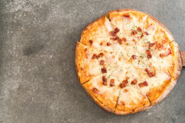 sosis ve peynir pizza - İtalyan gıda tarzı