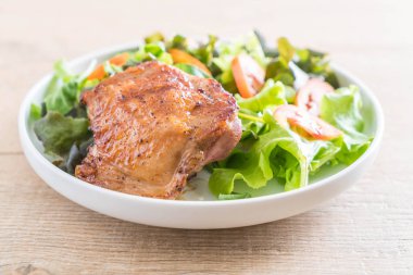 ızgara tavuk biftek tabakta sebze salatası ile