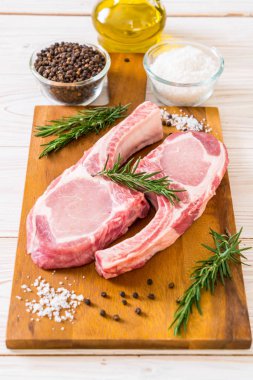 taze domuz pirzolası ham madde ile