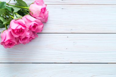 kopya alanı ahşap zemin üzerine vazo içinde pembe Gül