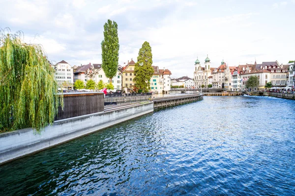 Tarihi kent merkezi, Lucerne (Luzern) İsviçre'deki ünlü Şapel Köprüsü ile.