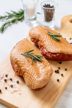 taze çiğ ördek göğsü malzemelerle ahşap tahta üzerinde