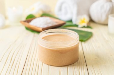 Ahşap zemin üzerine kurulmuş kaplıca tedavileri - Güzellik konsepti