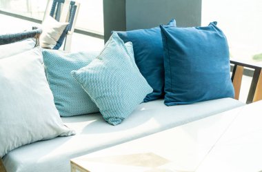 Kanepe dekorasyon açık veranda üzerinde rahat yastık