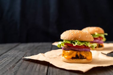 taze lezzetli biftek burger peynir ve patates kızartması ahşap arka plan üzerinde