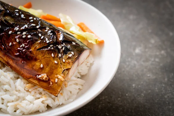 saba balık tepesinde tabağı - Japon tarzı üzerinde teriyaki soslu ızgara