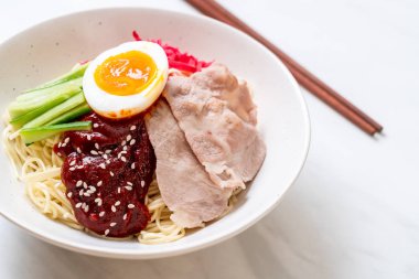 Bibim naengmyeon - Kore soğuk noodles ramen